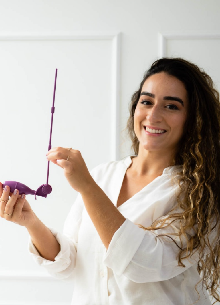 Isa Brito, fisioterapeuta pélvica, com dispositivo de biofeedback